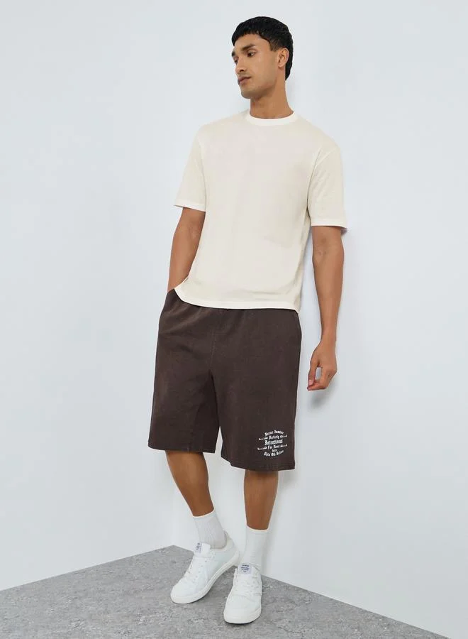 ستايلي شورت بقصة واسعة مطبوع بمظهر باهت وممزق